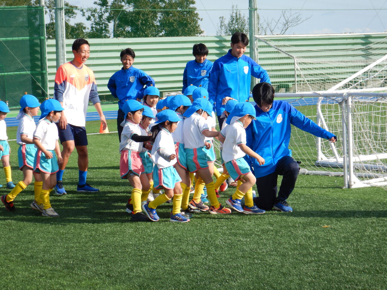 磐田東高校サッカー部 交流会 : 天竜厚生会 子育てセンターにじいろの