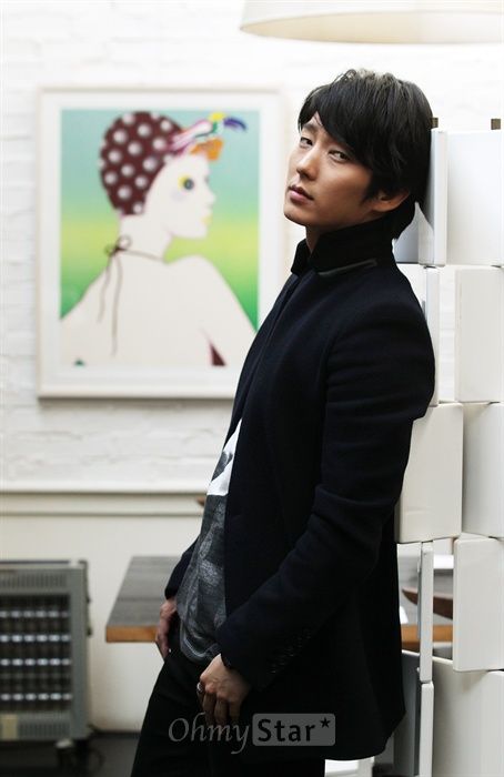 大道芸人・諜報員・使道まで…ｲ・ｼﾞｭﾝｷﾞの '顔' 三つ : ウリ イ