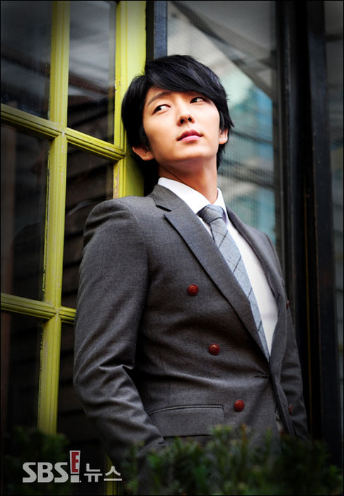 ｲﾝﾀﾋﾞｭｰ 彼女 いてもいないと言わないですか ウリ イ ジュンギさんの日常