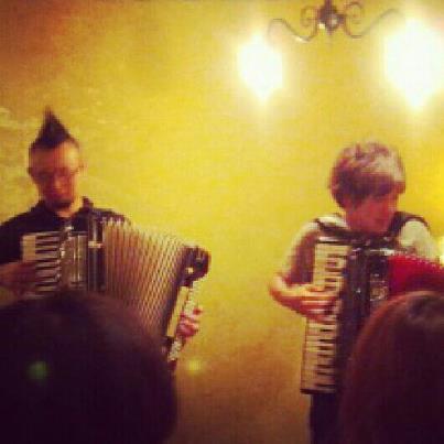 526529_183746071759266_433474141_n