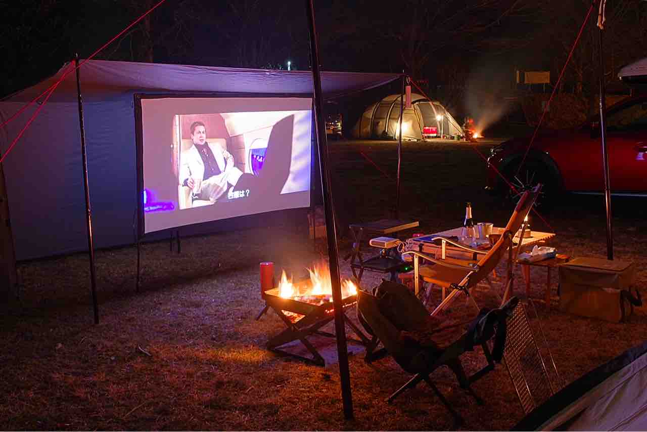 キャンプでプロジェクター おひとりさま野外映画館で映画鑑賞 変態キャンパーkotaroのんびりキャンプ