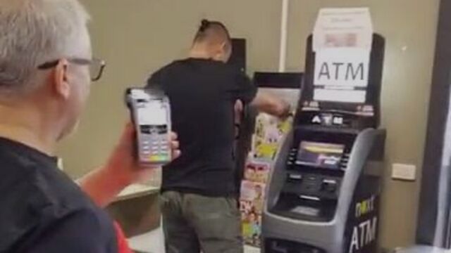 ポケットの中のクレジットカードは、こんなにも危険なのだという実践映像