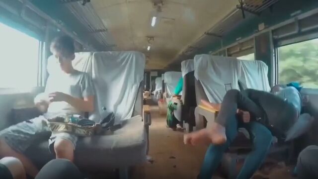 2000年代初頭のミャンマーの鉄道はこんな感じ。さすがにキツすぎる