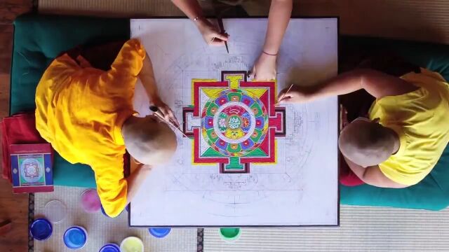 1週間かけたチベット仏教の砂曼荼羅の制作過程を8分間に凝縮した早回し映像