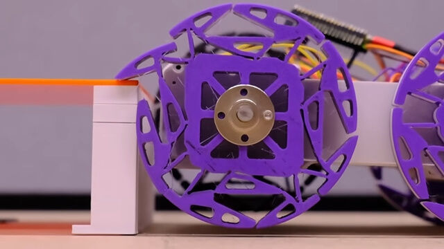 障害物に接すると自動的に変形、フックが出て登りやすくなるタイヤ