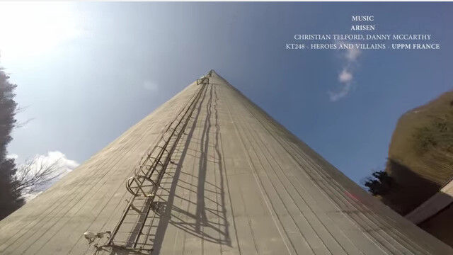 これは怖い。ヨーロッパで一番高いトルボヴリェ煙突に登り、ヒューマンフラッグする男