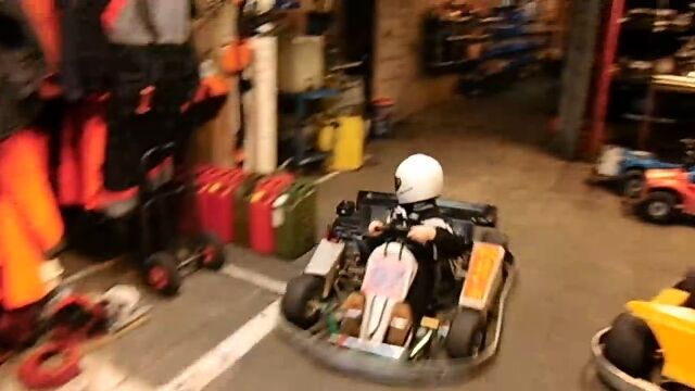 貫禄すら漂わせる、少年レーサーのゴーカート駐車テクニックが凄い
