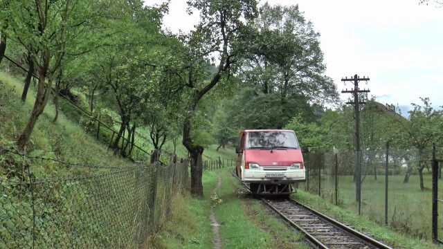 古いミニバンを改造、レールの上を走らせたルーマニアの鉄道が素敵