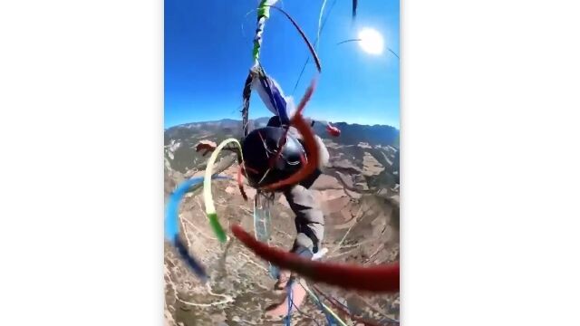 スカイダイビング中にパラシュートが絡まり急降下。絶体絶命の状況を撮影したヘッドカム映像が恐ろしい
