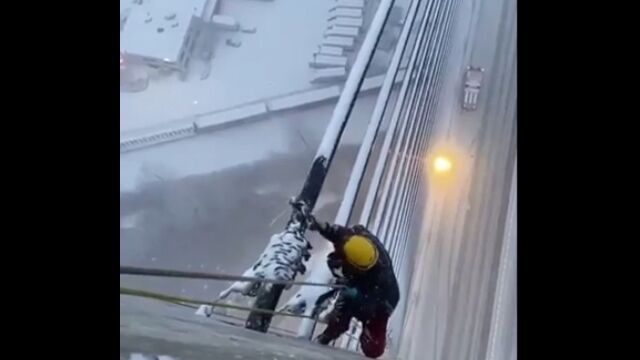 斜張橋のケーブルに積もった雪を落とす方法。ちょっと楽しそう