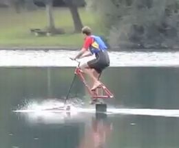 自転車で水上を走るような、水中翼タイプの水上自転車 Waterbike
