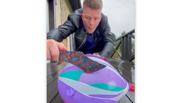 凍りついた多重水風船をナイフで割り、インクを注入して割るという謎動画だけどついつい見てしまう