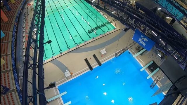 高さ20メートルの飛び込み台から、選手視点でプールへと飛び込む映像