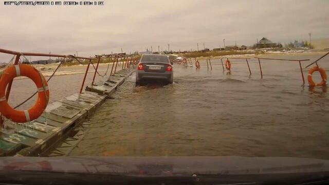 半ば水没した浮き橋を車で渡る、ロシアの日常風景がおそロシア