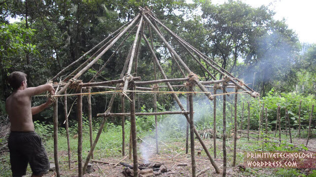 森で原始生活を営むお兄さんが木と葉と土で作り上げた、原始的な円形の小屋