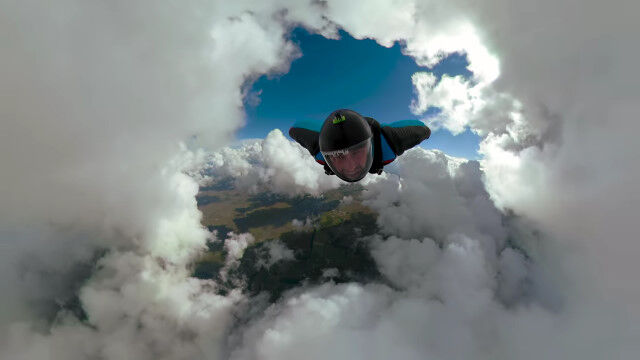 ウィングスーツで空を飛び、雲の間をすり抜ける映像の爽快感がスゴい
