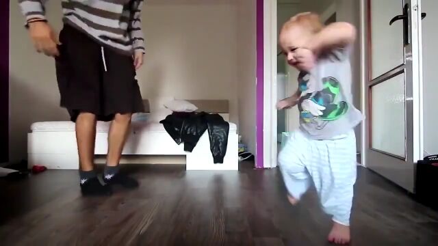 パパと幼児が交互に踊る、親子ダンスバトルが可愛すぎる