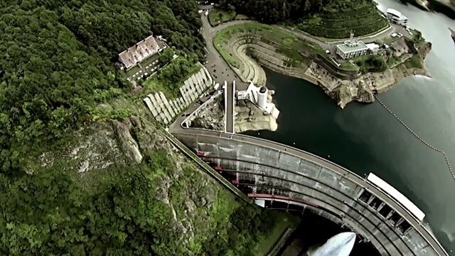 毎秒2トンの豊平峡ダムの放水を、自由なアングルで眺めたマルチコプターの空撮映像
