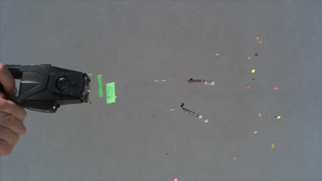 テーザー銃を発射し、電極が人体に直撃する瞬間を撮影した超スローモーション映像