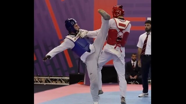 完全な死角からの一撃！テコンドーの試合にて、実に見事なノックアウト