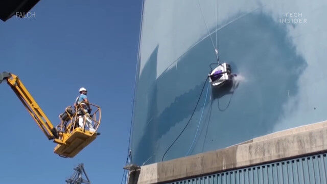 強化されたルンバみたい。船底にピッタリ張り付き、高圧ウォータージェットでお掃除してくれるロボット