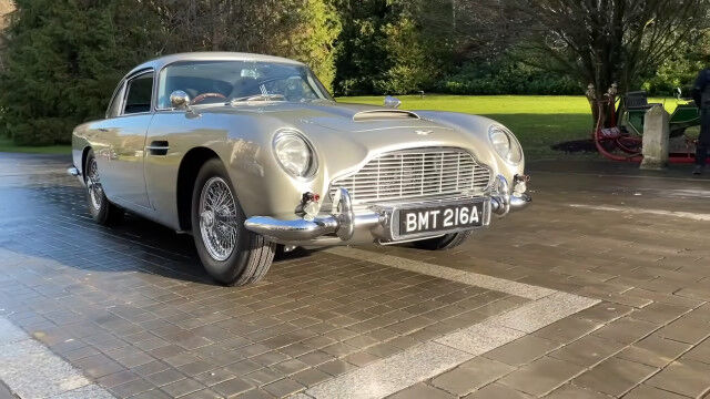 映画同様にガジェット満載のボンドカー、アストンマーティンDB5。お値段400万ドルで25台限定生産