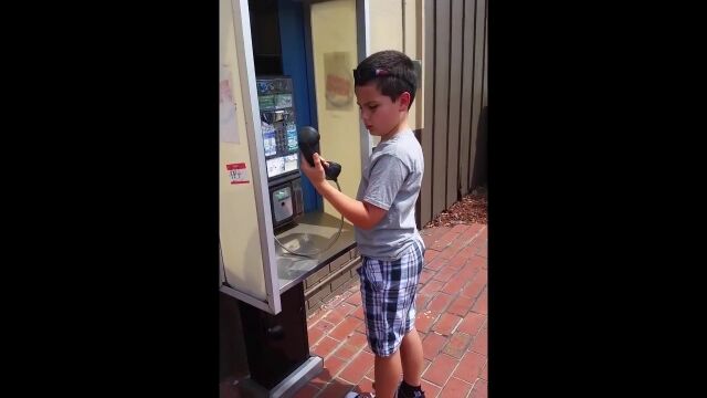 今どきの子供、公衆電話が何なのか分からず不思議な顔に