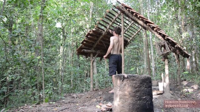 今度は瓦まで手作り!からだ一つで森の中に瓦屋根の家を建てる一部始終