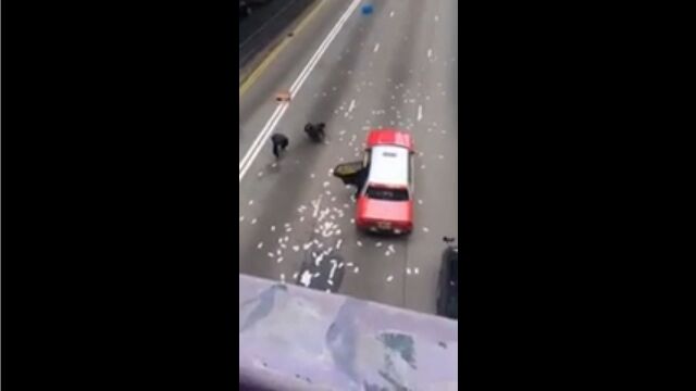 クリスマスイブの奇跡!1,500万ドルが現金輸送車から高速道路にばら撒かれる珍事 香港、ワンチャイ地区