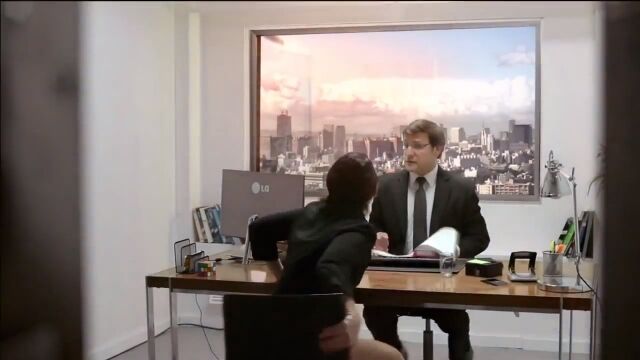 高層ビルで面接中、ふと見た窓の向こうに巨大隕石が!世界の終焉を目の当たりにしちゃうLGのドッキリ映像