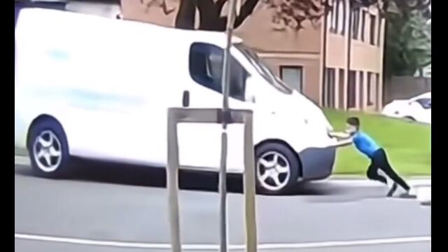 無人で坂を下る車を目撃した少年、頑張って止める