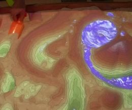 砂遊びの未来の形!砂場へ瞬時に地形図を映し、水を流しこむ物理シミュレーター