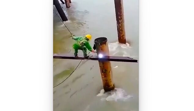 【ヨシ!】すごい場所、すごい状況で溶接する作業員