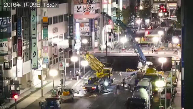 2分で大穴が埋まっていく!博多駅前の陥没復旧工事を早回しでまとめた映像