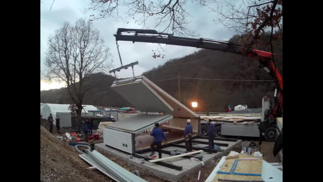 箱状の建材が三角屋根の家に変形。コンパクトな組み立て式の家「MADI」