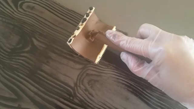 ペンキを自然な木目調に塗れる道具、ウッド・グレイニング・ツールが面白い