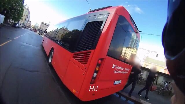 「さっきカギを落としてましたよ!」すれ違った一瞬で落し物に気付いたバスの乗客が凄い
