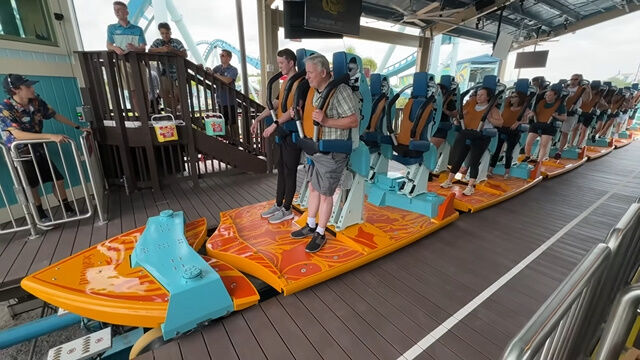 サーフィン気分で楽しめる、立ったまま乗るタイプのジェットコースター