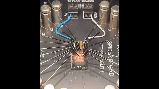 壊れたUSBメモリのデータを復旧させる方法。スパイダーボードとかいう装置が凄い