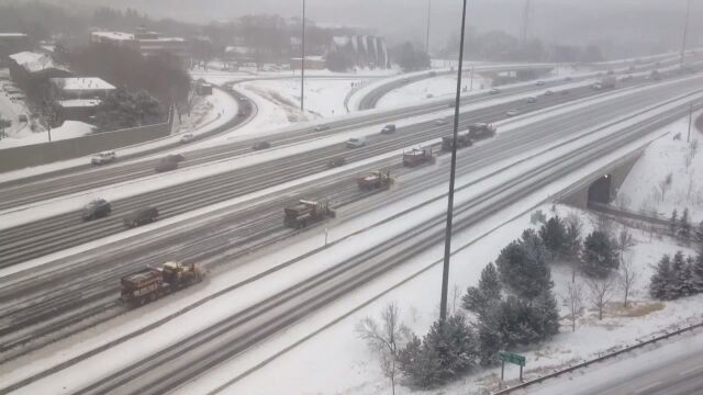 20台以上の除雪車がゾロゾロと除雪していくカナダ、トロントの高速道路