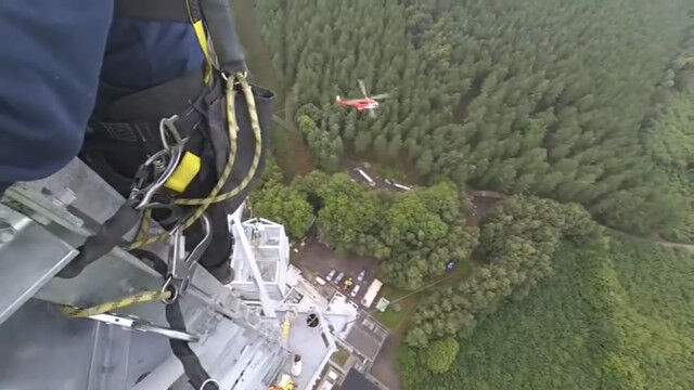 ヘリコプターが吊り下げた2.2トンの素材を、高所で組み立てる作業員視点の映像が恐ろしい