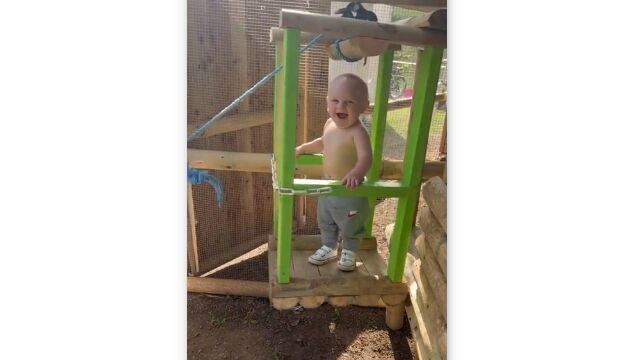 自宅に自分専用のエレベーターを持つ男の子が、すごく楽しそうで微笑ましくも羨ましい