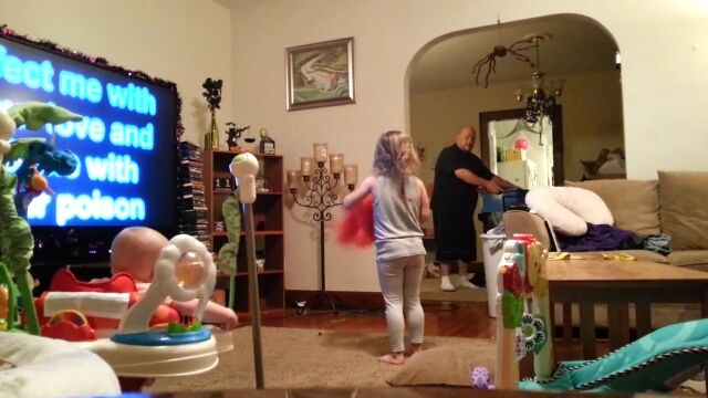 これは素敵な父親。ママが偶然撮影した、子供と楽しく踊るパパ