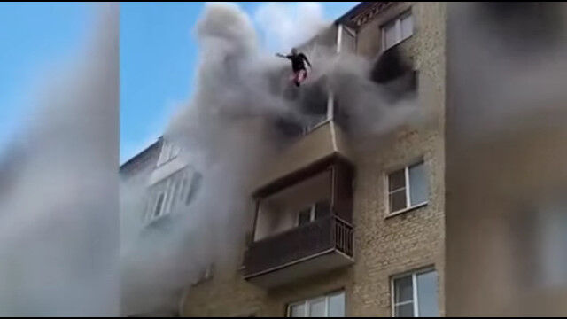 燃え盛るマンション5階から決死のジャンプ！近隣住人が家族を受け止める、緊張の救出劇 ロシア