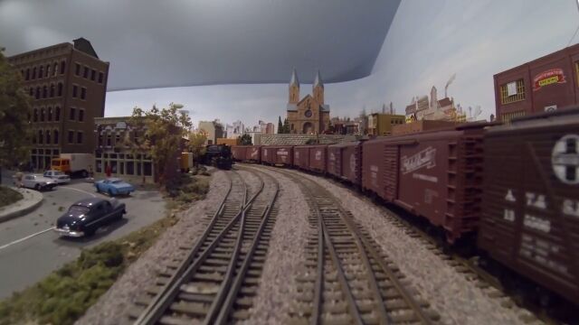 ビルお爺ちゃんが作り上げた、鉄道の街を走る列車から見た映像
