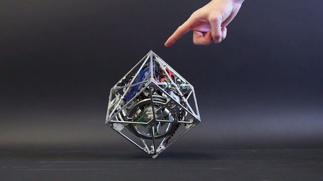 角でバランスを取る、チューリッヒ工科大学が開発した不思議な立方体ロボット The Cubli