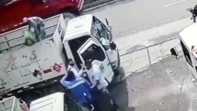 これは強い。拳銃を持った暴漢を、デカいガスボンベを投げつけて撃退