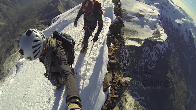 右も左も崖っぷち。巨大なナイフの刃の上を歩くかのような、マッターホルン頂上付近の映像が怖すぎる