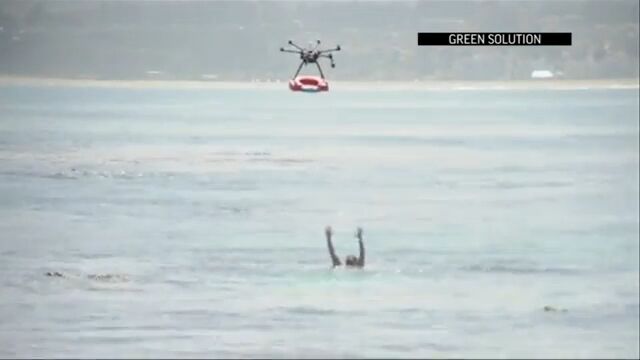 溺れた人を発見!ドローン発進!チリのビーチでマルチコプターが浮き輪を投下する、ライフセーバーの新たな試み