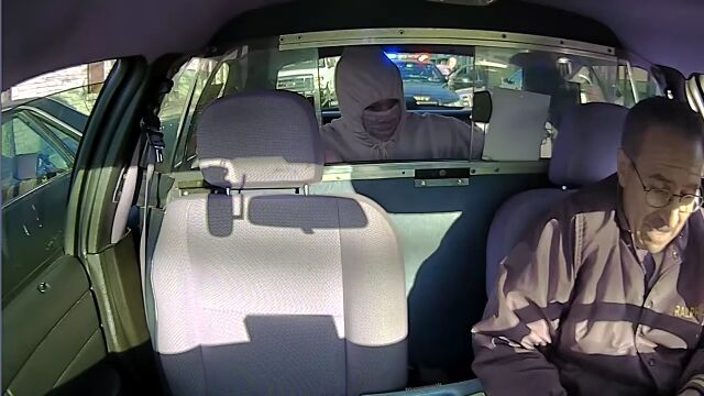 後ろのパトカーに気付かなかったタクシー強盗、速攻で捕まる
